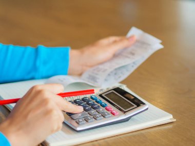 vrouw die werkt met calculator,
