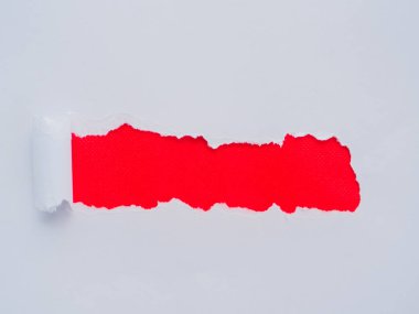 Kırmızı zemin üzerine beyaz kağıt kare delik yırtılma