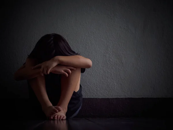 Pequeño niño infeliz triste y el estrés solo — Foto de Stock