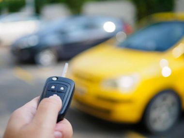 Anneler günü kavramı. Anne alfabesi ile hediye ve çiçek arka plan üzerinde seviyorum