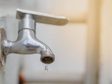 Anneler günü kavramı. Anne alfabesi ile hediye ve çiçek arka plan üzerinde seviyorum