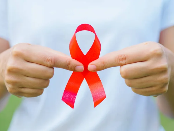 Color rojo cinta conciencia en joven mujer chica adolescente mano fondo : — Foto de Stock