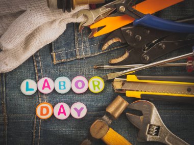 İşçi Bayramı arka plan kavramı - kot pantolon, kot arka plan üstten görünüm üzerinde İşçi Bayramı metinle birçok kullanışlı alet