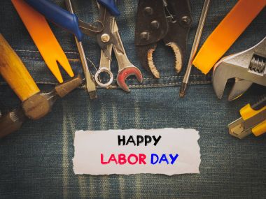 İşçi Bayramı arka plan kavramı - kot pantolon, kot arka plan üstten görünüm üzerinde İşçi Bayramı metinle birçok kullanışlı alet