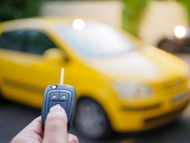 Uzaktan kumanda araba alarm sistemleri üzerinde el presleri