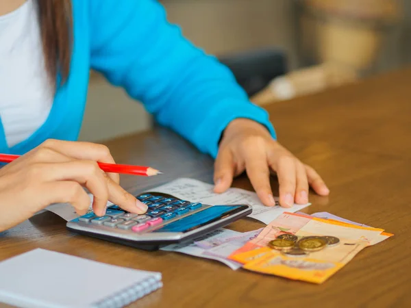 Mujer que trabaja con calculadora, documento de negocios y portátil portátil portátil — Foto de Stock