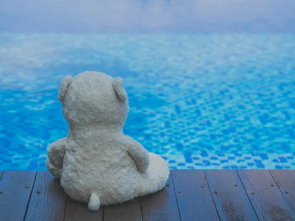 Eenzame teddybeer zitten in de buurt van zwembad (Concept over liefde) — Stockfoto