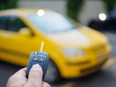 Uzaktan kumanda araba alarm sistemleri üzerinde el presleri