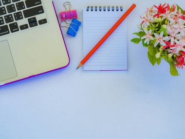 Prezervatif ve seksi bacaklar, seçici odak, tutan el seks görüntü kaydetmek.