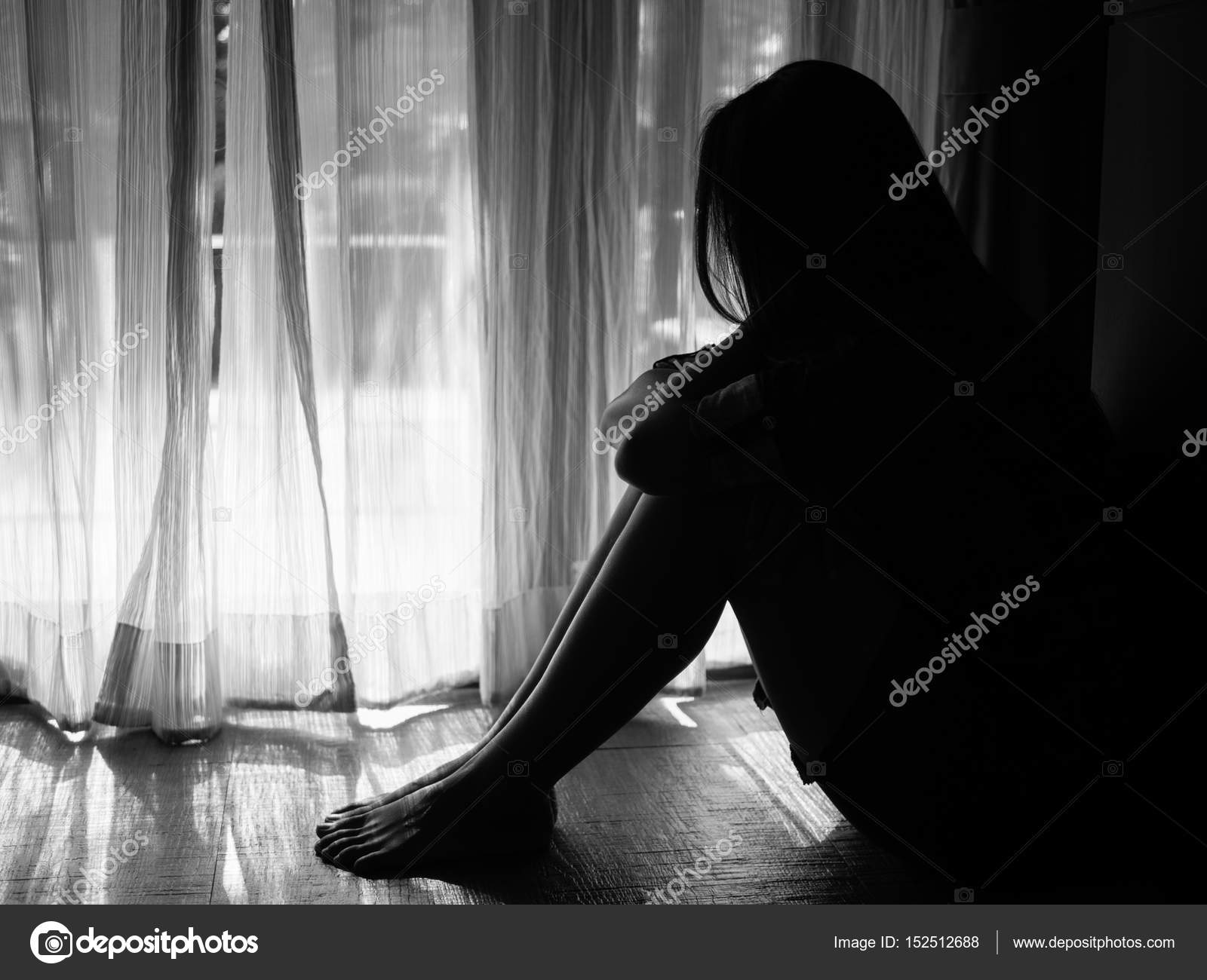 Blanco Y Negro De Mujer Triste Abrazar Su Rodilla Y Llorar Fotografía De Stock © Spukkato