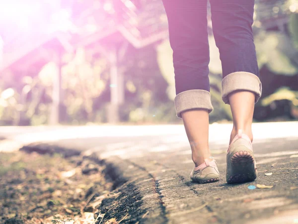 Woman walking towards on the road side. — Stock Photo, Image