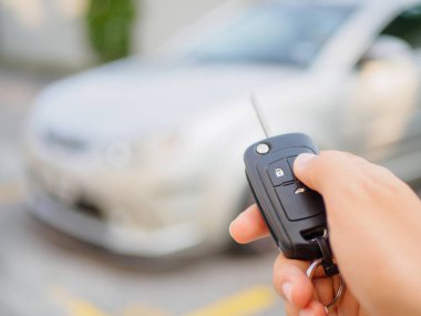 Uzaktan kumanda araba alarm sistemleri üzerinde el presleri