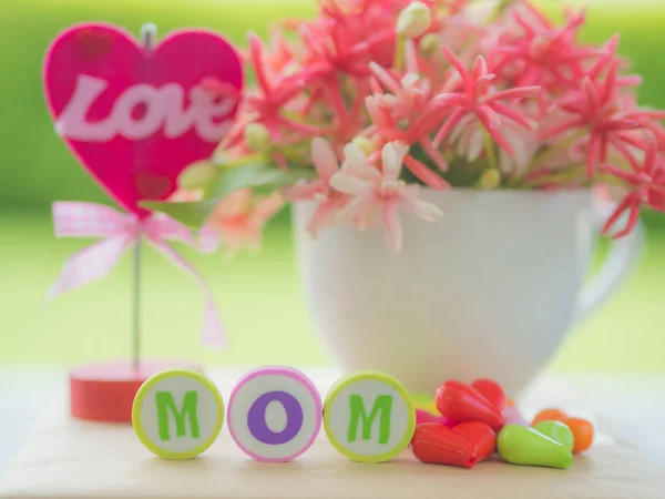 Koncepcja dzień matki. Love Mama alfabet z kolorowe serca, kwiaty na tle — Zdjęcie stockowe
