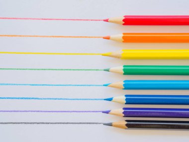 Beyaz kağıt üzerine renkli kalemler. Eğitim malzeme geri için okula, arka plan ve duvar kağıdı.