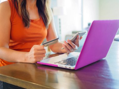 Dizüstü bilgisayar kullanan genç ve güzel kadın. Bir kafede dizüstü bilgisayar üzerinde çalışan erkek.