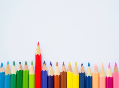 Beyaz kağıt üzerine renkli kalemler. Eğitim malzeme geri için okula, arka plan ve duvar kağıdı.