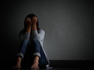 üzgün kadın kucakla onu diz ve çığlık. Boş bir odada tek başına oturan üzgün kadın.