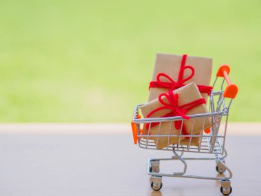Kutlama kavramı. Birçok yeni yıl ve Noel hediyeleri veya alışveriş sepeti temsil hediyeler