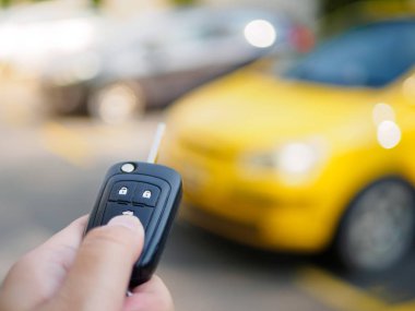 Uzaktan kumanda araba alarm sistemleri üzerinde el presleri