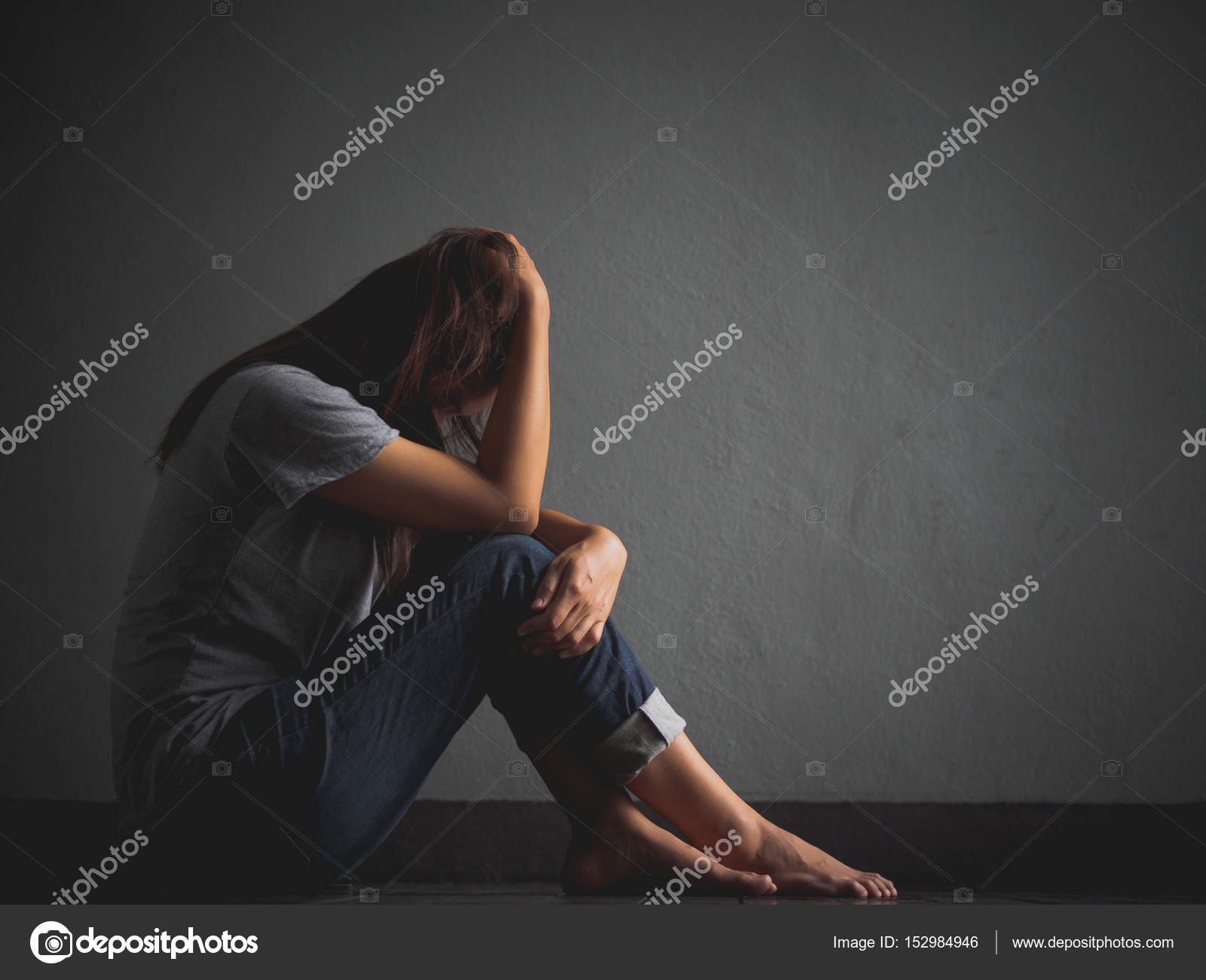 Mulher triste sentada sozinha em uma sala vazia