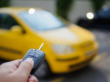 Uzaktan kumanda araba alarm sistemleri üzerinde el presleri