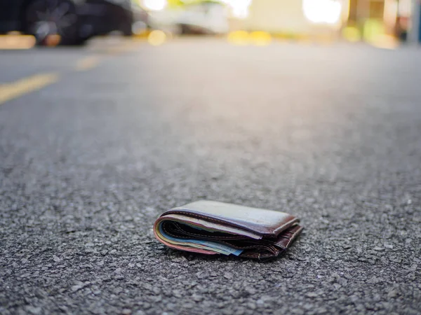 M-cüzdan para damla sokak, kayıp para kavramı, kopya alanı üst üzerinde — Stok fotoğraf