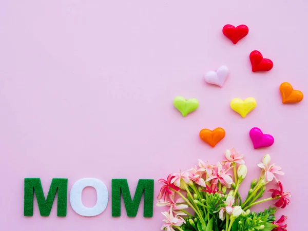 Muttertagskonzept. Mama-Alphabet mit Eibisch in Herzform und Blume auf Hintergrund — Stockfoto