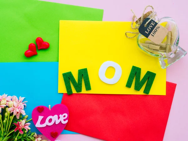 Muttertagskonzept. Mama-Alphabet mit Eibisch in Herzform und Blume auf Hintergrund — Stockfoto