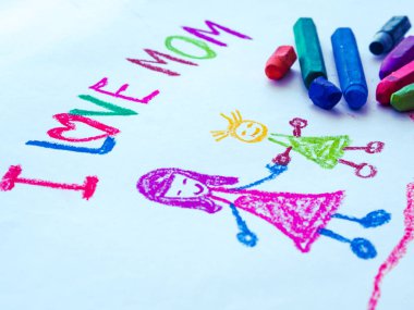 Bir kızı mutlu Anneler Günü teması için tutan anne çizim çocuk