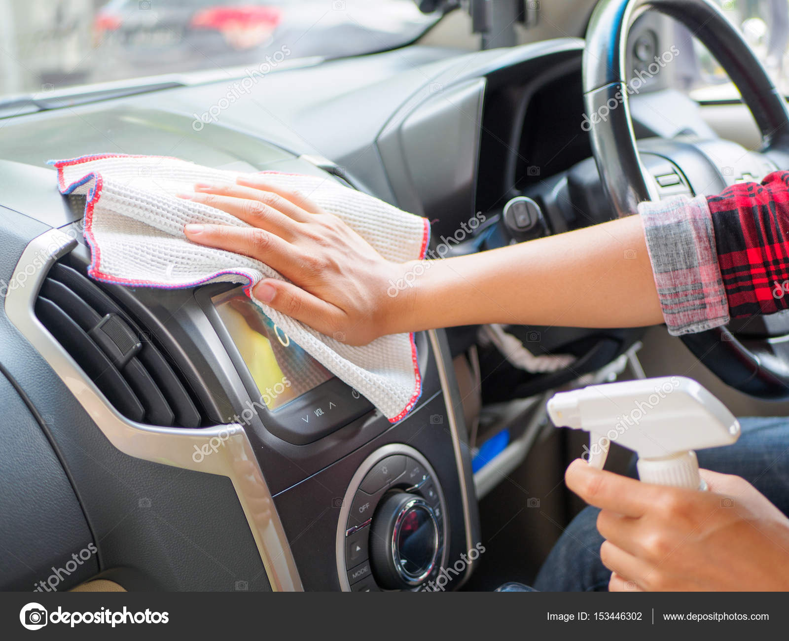 Hand reinigen interieur auto met microvezel doek — Stockfoto ... Hand reinigen interieur auto met microvezel doek — Stockfoto ...
