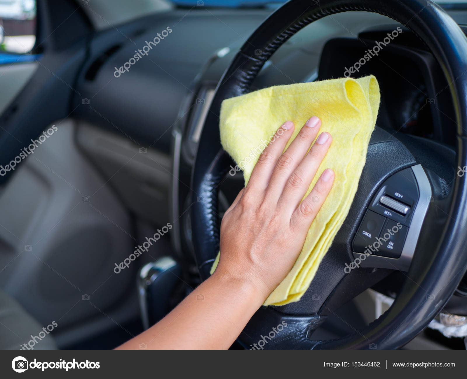 Hand-Reinigung innen Auto Lenkrad mit Mikrofaser-Tuch — Stockfoto ... Hand-Reinigung innen Auto Lenkrad mit Mikrofaser-Tuch — Stockfoto ...