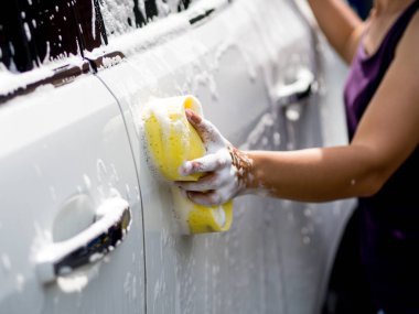 Kadın el araba yıkama sarı sünger ile