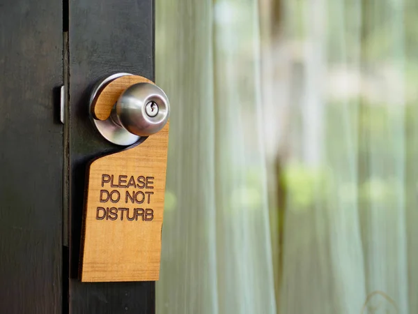 Panneau ne pas déranger accroché à la porte ouverte dans un hôtel — Photo
