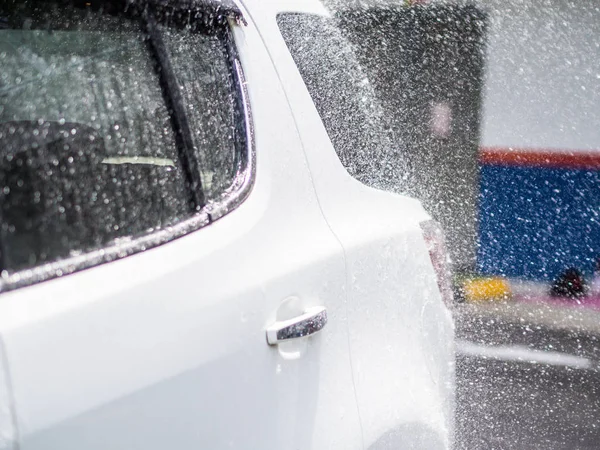 Lavado de coches con agua que fluye sobre el cuerpo del coche — Foto de Stock