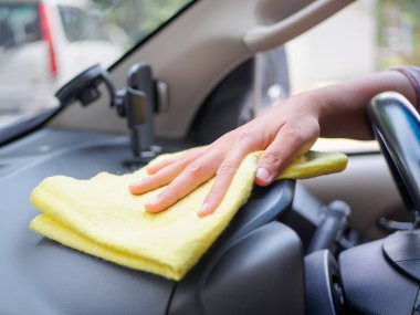 İç araba direksiyon simidi mikrofiber bezle temizlik el