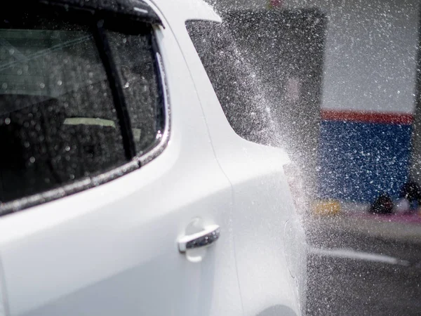 Autowäsche mit fließendem Wasser über Karosserie — Stockfoto