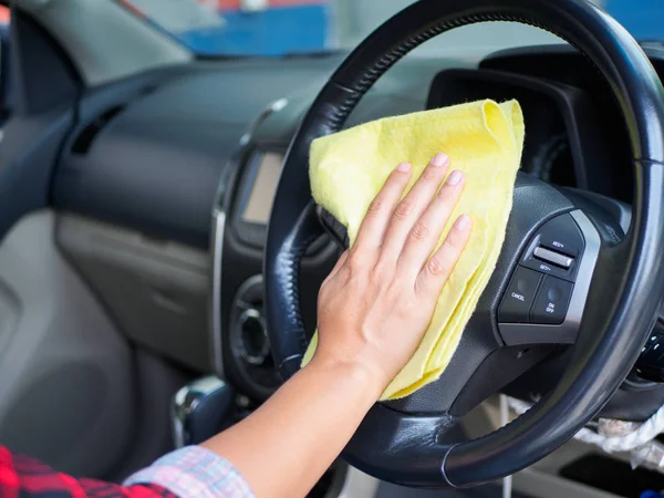 Limpieza de manos volante interior del coche con paño de microfibra — Foto de Stock