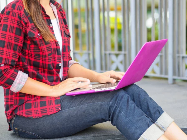 Young beautiful woman using a laptop computer at outdoor — Stock Photo, Image