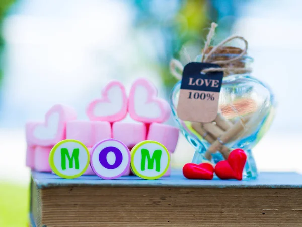 Concepto del día de la madre. Alfabeto MOM con malvavisco en forma de corazón y flor sobre fondo —  Fotos de Stock