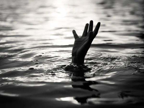 Zwart-wit van verdrinking van slachtoffers, Hand van verdrinking man nodig hebben help. Mislukking en redding concept. — Stockfoto