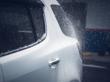 Oto yıkama araba vücut üzerinden akan suyla