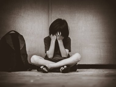 Tahıl Retro resimle. Okul çantası üst için bekleyen ile katta oturan üzgün çocuk.