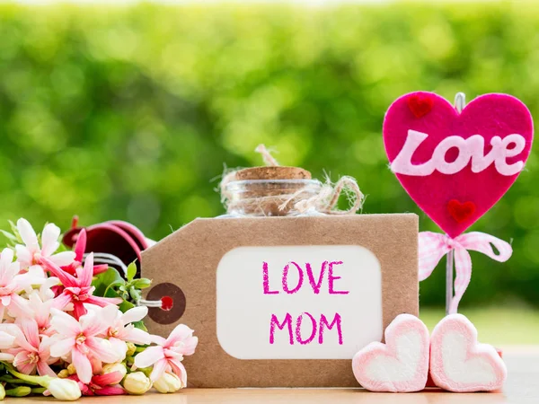 Muttertagskonzept. Liebe Mama Alphabet mit Blume auf dem Hintergrund — Stockfoto