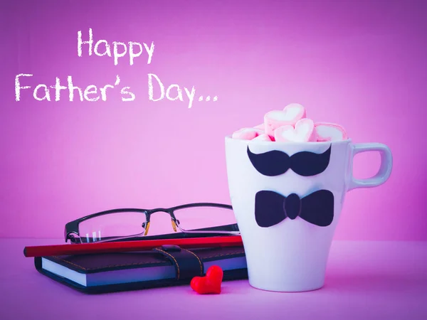 Concepto del día del padre. Texto del día del padre feliz con papel negro de la cara y bigote sobre fondo rosa — Foto de Stock