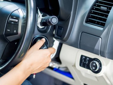 El araba anahtarı arabada başlayan anahtar deliği için koyarak