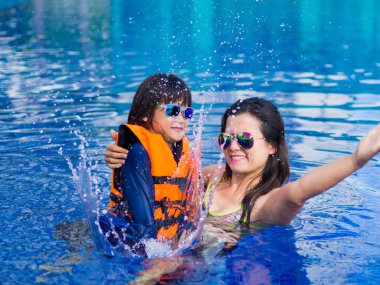 Yaz tatili lüks yüzme havuzunda zevk aile