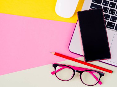 Smartphone üstten görünüm dizüstü, fare, gözlük ve pembe, sarı ve yeşil ve Sarı zemin üzerine kalem