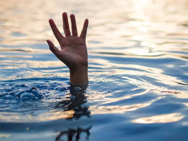 Verdrinken de slachtoffers, Hand van verdrinking man die hulp nodig hebben. Mislukking en redding concept. — Stockfoto
