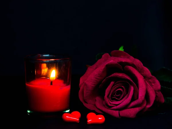 Llave baja de San Valentín fondo rosa roja con vela roja y dos corazones rojos —  Fotos de Stock