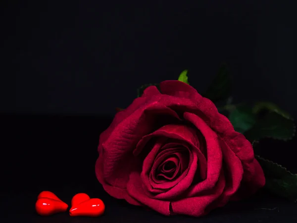 Llave baja del Día de San Valentín fondo rosa roja con dos corazones rojos —  Fotos de Stock